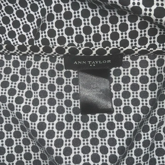 Ann Taylor Geometric Blouse Black White Stretch Work Office Top XS - Picture 5 of 6